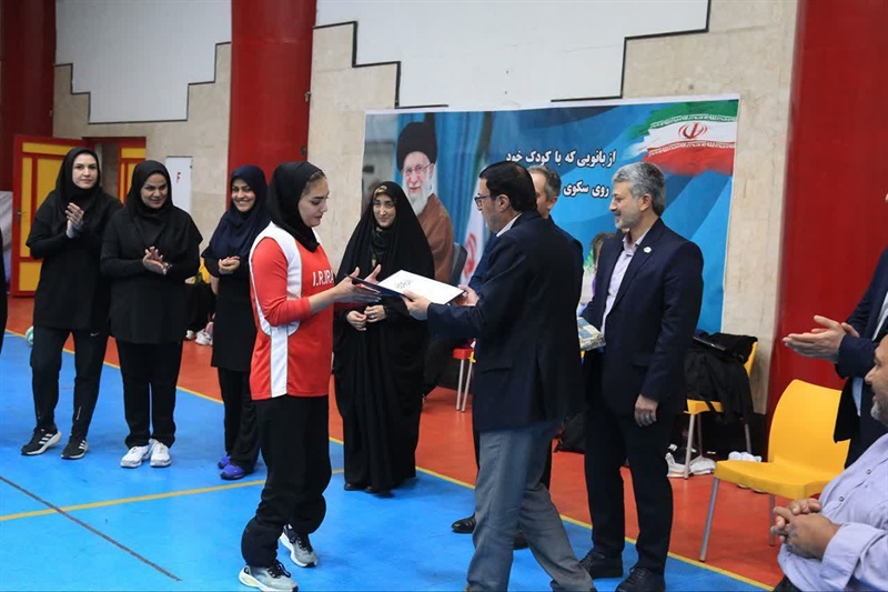 تقدیر از دو ملی پوش والیبال نشسته بانوان به پاس اهدای مدال‌ به شهدای والامقام دفاع مقدس ۱۲ روزه