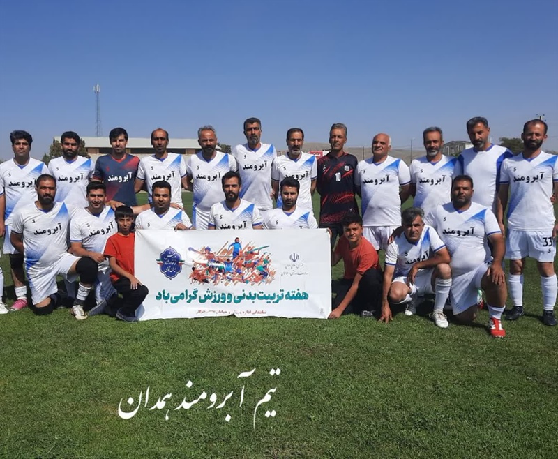 تیم آبرومند همدان قهرمان  مسابقات چهار جانبه فوتبال گرامیداشت هفته تربیت بدنی و ورزش بخش جوکار شد