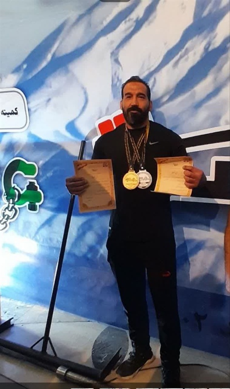 مدال طلا ونقره ی قهرمانی کشوربرگردن قهرمان کبودراهنگی