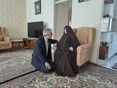 حضور وزیر ورزش و جوانان در منزل مادر شهید ورزشکار همدانی