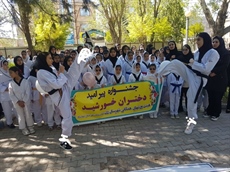 برگزاری جشنواره پیرامید با انجام حرکات نمایشی پومسه در شهرستان رزن