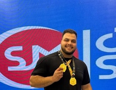 سکوی قهرمانی مسابقات قویترین مردان ایران از آن ورزشکار جوان ملایری