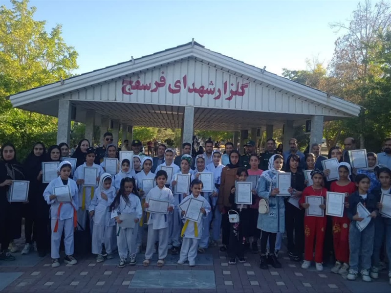 غبارروبی گلزار مطهر شهدا توسط جامعه ورزش و جوانان تویسرکان