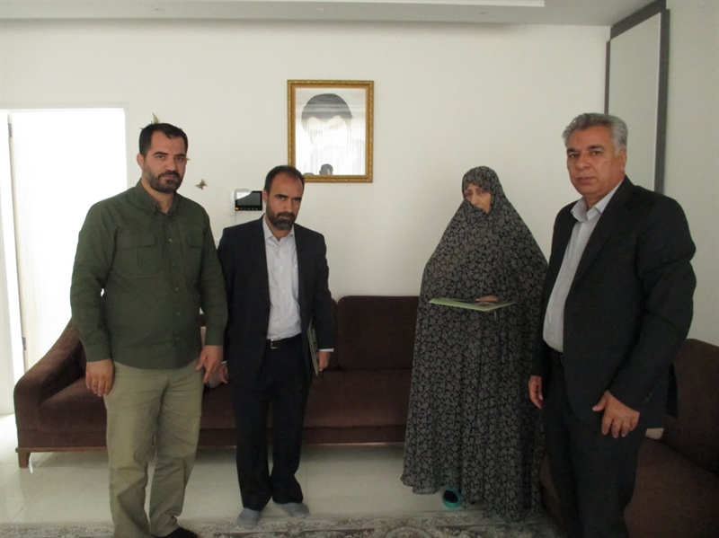دیدار با خانواده شهیدان رستمی و رضائی به مناسبت هفته دفاع مقدس