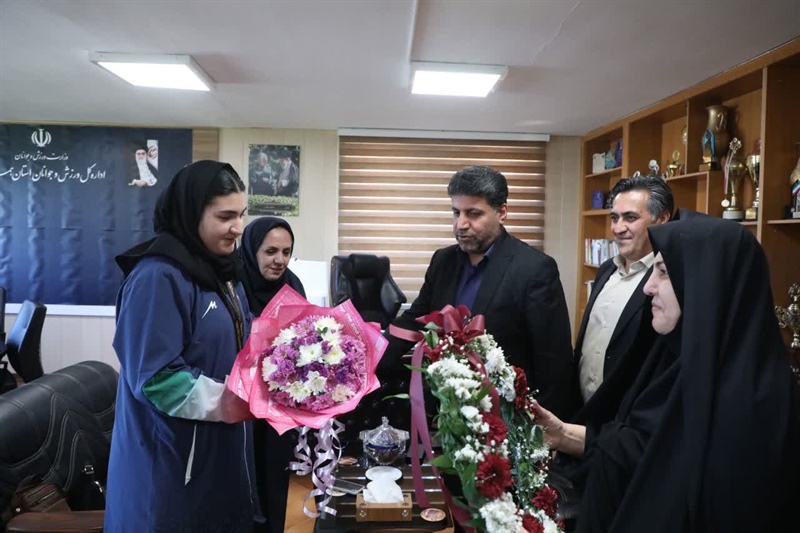 درخشش هندبالیست همدانی در آسیا | فاطمه بهزادی همراه تیم ملی بانوان قهرمان آسیا شد