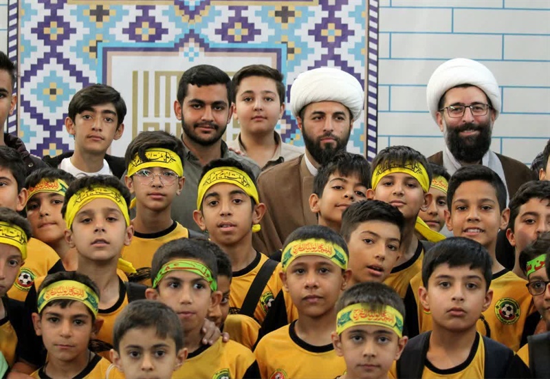 ادای احترام تیم فوتبال خردسالان مقاومت مریانج به مقام شامخ شهید امیرمحمد زمانی در نماز جمعه