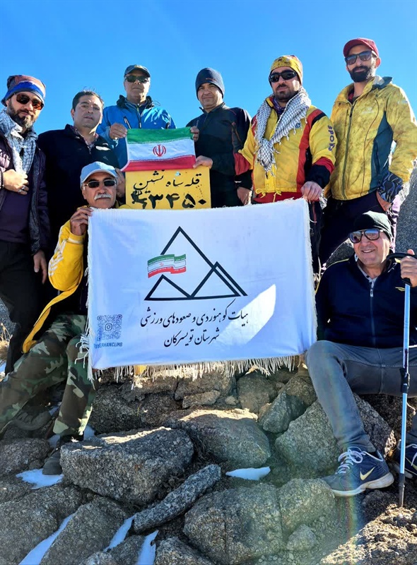 اهتزاز پرچم مقدس جمهوری اسلامی ایران توسط کوهنوردان بسیجی تویسرکان به مناسبت هفته بسیج