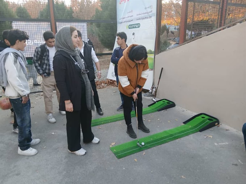 آموزش و استعدادیابی گلف و مینی‌گلف در غرفه هیأت گلف همدان در جشنواره برگریزان