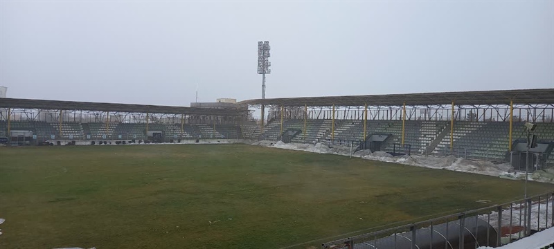 برف روبی و آماده سازی زمین چمن استادیوم سردار شهید علیرضا حاجی بابایی مریانج