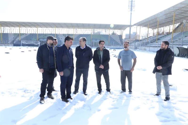 بازدید مدیرکل ورزش و جوانان از زمین چمن شهید حاجی بابایی مریانج