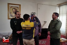 اهداء  مدال قهرمان ملایری به خانواده شهید نظری