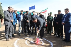 کلنگ احداث زمین چمن مصنوعی در روستای سردارآباد کبودرآهنگ به زمین زده شد