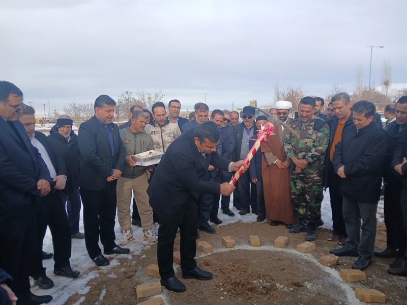 کلنگ‌زنی استخر شهر گل‌تپه در دهه فجر