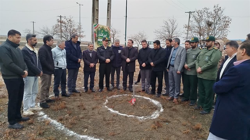 کلنگ‌زنی زمین چمن مصنوعی روستای تجرک فامنین