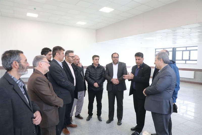 تقدیر اهالی شهر پالیز از علی حقیقی به‌پاس بازسازی سالن ورزشی شهر