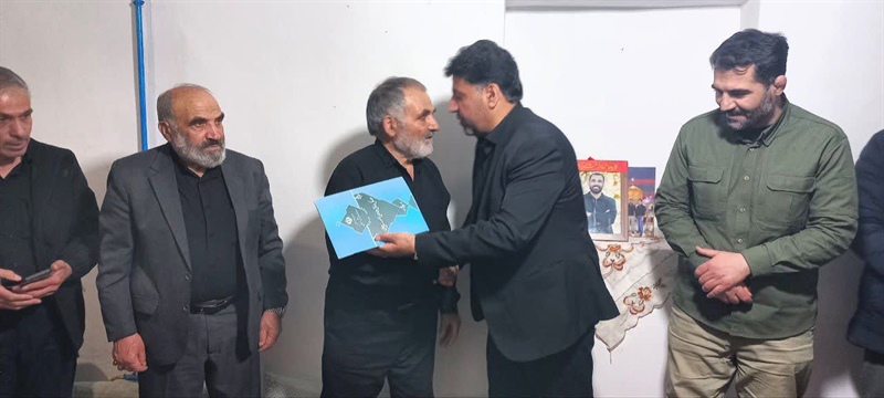 دیدار مدیرکل ورزش و جوانان با خانواده شهید صفا دوست در اولین روز سال نو