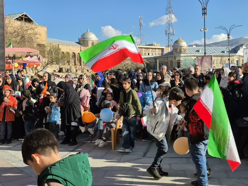 برگزاری کارناوال کالسکه‌های شادی و امید به مناسبت دهه کرامت و به یاد کودکان شهید میناب
