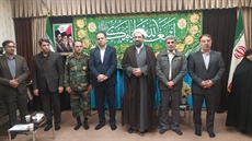 تقدیر از خانواده شهید وحید لطفی، شهید ناو‌شکن دنا در نماز جمعه همدان