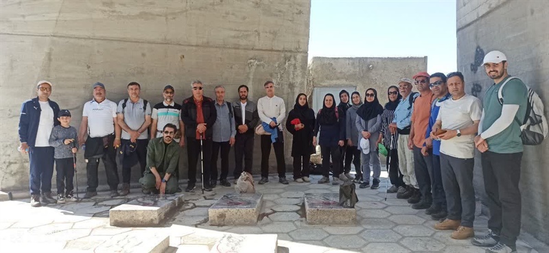 صعود کارکنان ورزش و جوانان همدان به ارتفاعات الوند در گرامیداشت شهدای جنگ رمضان