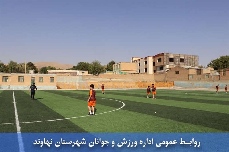 چمن مصنوعی استادیوم سلیمانیان پیش از افتتاح رسمی در اختیار ورزشکاران