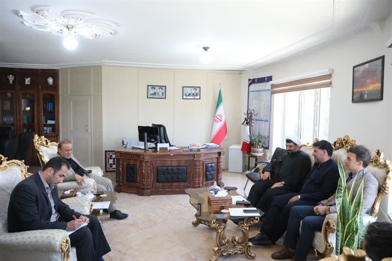 پیگیری تکمیل استخر سامن در دیدار مدیرکل ورزش و جوانان همدان با آزادیخواه نماینده ملایر