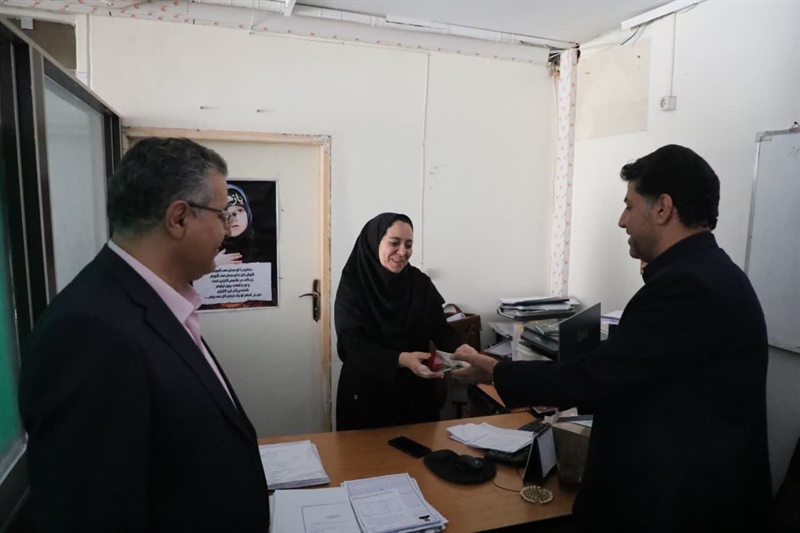 تجلیل مدیرکل ورزش و جوانان استان از کارکنان به مناسبت روز کارمند