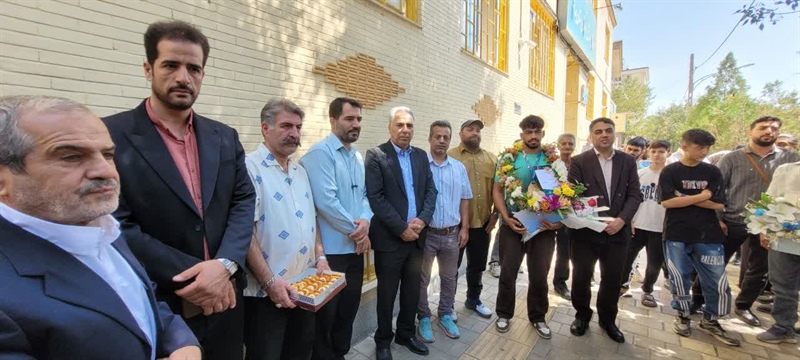 استقبال از قهرمان طلایی کشتی ساحلی جهان در همدان