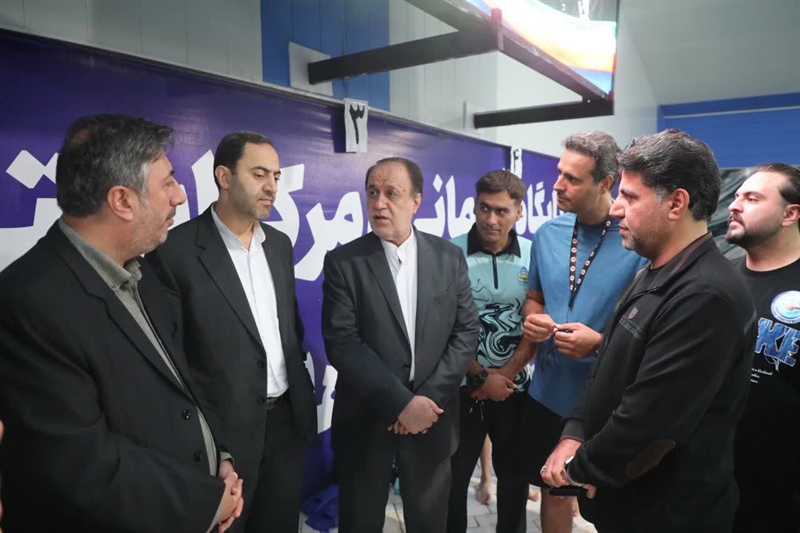 بازدید حاجی‌بابایی و مدیرکل ورزش و جوانان همدان از تمرینات شناگران در نخستین ساعات روز پنج شنبه