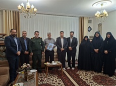 تجلیل مدیرکل ورزش و جوانان از خانواده شهید امین زیوری‌جمال به مناسبت هفته تربیت بدنی و ورزش