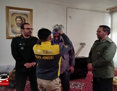 اهداء  مدال قهرمان ملایری به خانواده شهید نظری