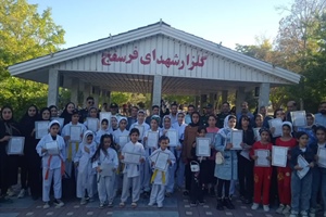 غبارروبی گلزار مطهر شهدا توسط جامعه ورزش و جوانان تویسرکان