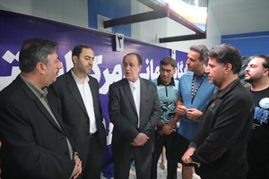بازدید حاجی‌بابایی و مدیرکل ورزش و جوانان همدان از تمرینات شناگران در نخستین ساعات روز پنج شنبه